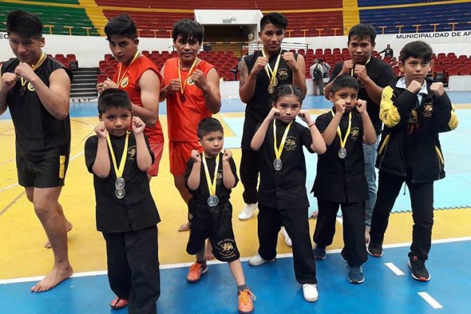 Orgullosos con sus medallas tras el certamen.