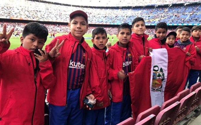 Los pequeños arequipeños en el Camp Nou.