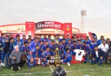 Bentín Tacna Heroica posa con el trofeo de campeón en el estadio Jorge Basadre.