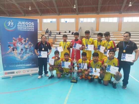 Santa Cruz fue premiado como campeón de futsal.