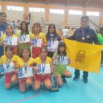 Gerardo Arias Copaja posa con trofeo de campeón.