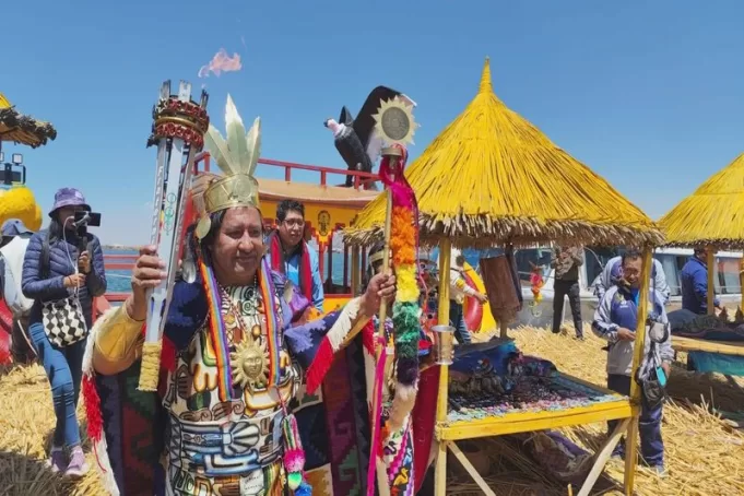 En islas de Uros encendieron la antorcha.