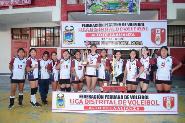 Unión Tacna luce trofeo de campeón en sub-14 femenina.