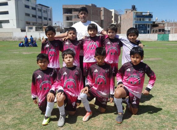 Escuela Formativa de Fútbol KV con 'peques' talentosos.