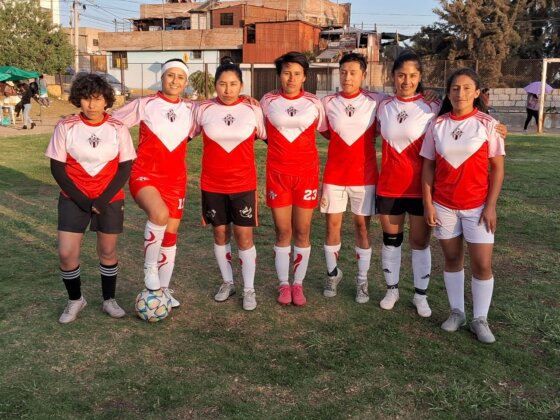 Sport Boza combina jugadoras jóvenes y experimentadas.