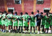 Plantel de campeón tacneño entrenó este viernes en el estadio Monumental.