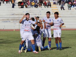 Jugadores del "Vendaval" celebran el gol que inició el camino de la victoria.