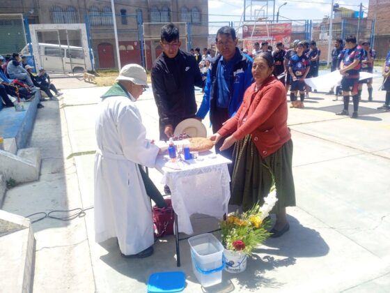 El torneo fue bendecido por el párroco Inocencio Suasaca.