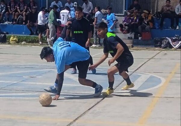 Emotivos cotejos de futsal en Puno.