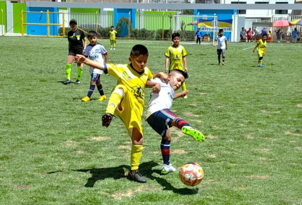 Magia. En el estadio El Bosque se jugó la cuarta fecha clasificatoria de la etapa provincial de Creciendo con el Fútbol.